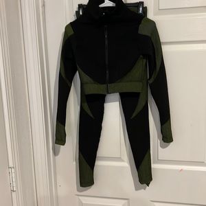 SHEIN Medium green and black workout outfit